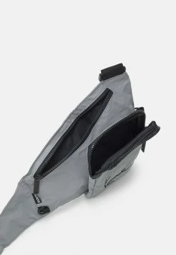 Karl Kani Prix Acceptable SIGNATURE REFLECTIVE CROSSBODY BAG - Sac bandoulière sacs fermeture éclair unisex -Karl Kani Soldes Boutique 031b96dc9de14f79a89d0de0a02361c6