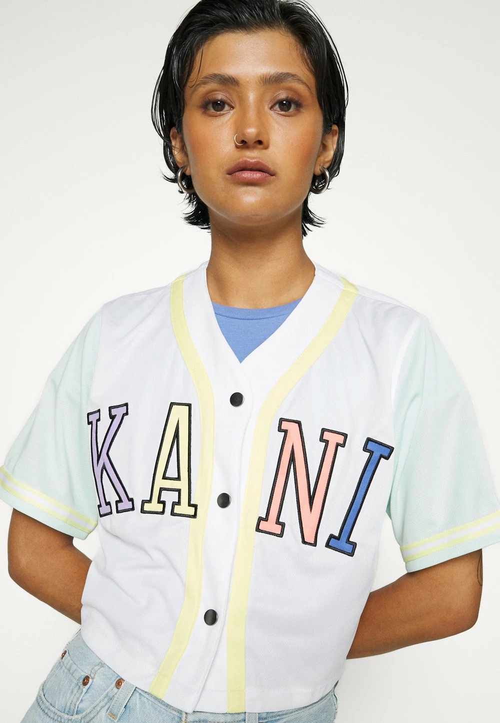 Prix Réduit Karl Kani COLLEGE BLOCK BASEBALL - Chemisier chemises & blouses col en v profond female 8 Prix Réduit Karl Kani COLLEGE BLOCK BASEBALL - Chemisier chemises & blouses col en v profond female – Image 6