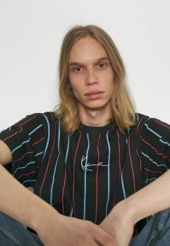 Prix Usine Karl Kani SMALL SIGNATURE PINSTRIPE TEE - T-shirt imprimé shorts col rond male -Karl Kani Soldes Boutique 03d82d4b072c482297c81bc06494d530