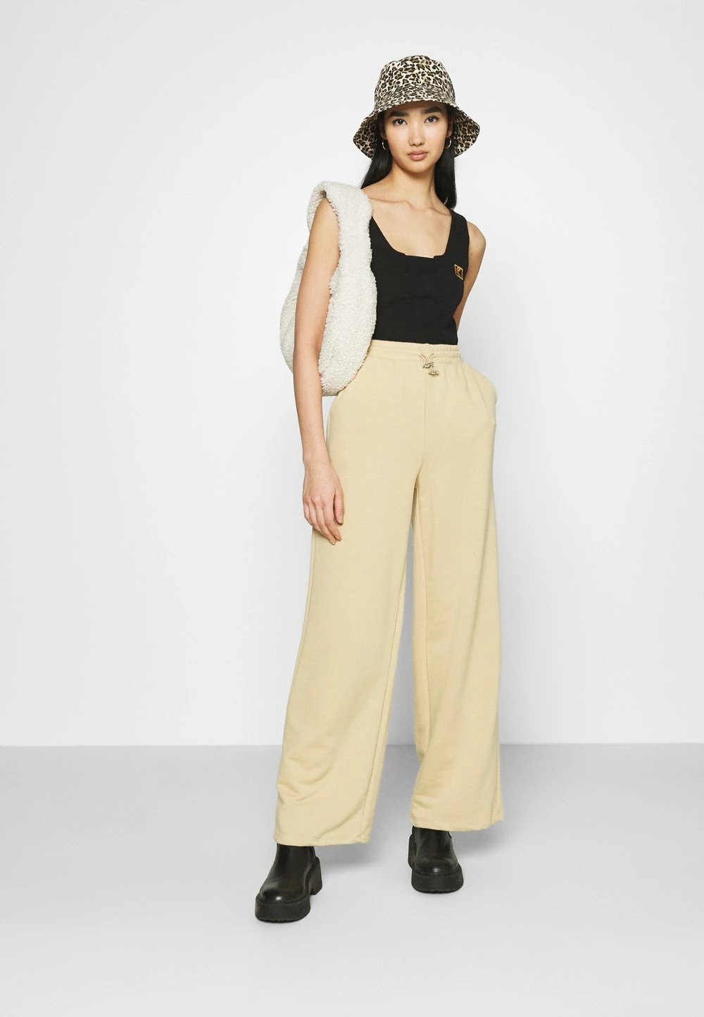 Assurance De l’Authenticité Karl Kani TOP - Débardeur shorts encolure large ronde female 4 Assurance De l’Authenticité Karl Kani TOP - Débardeur shorts encolure large ronde female – Image 2