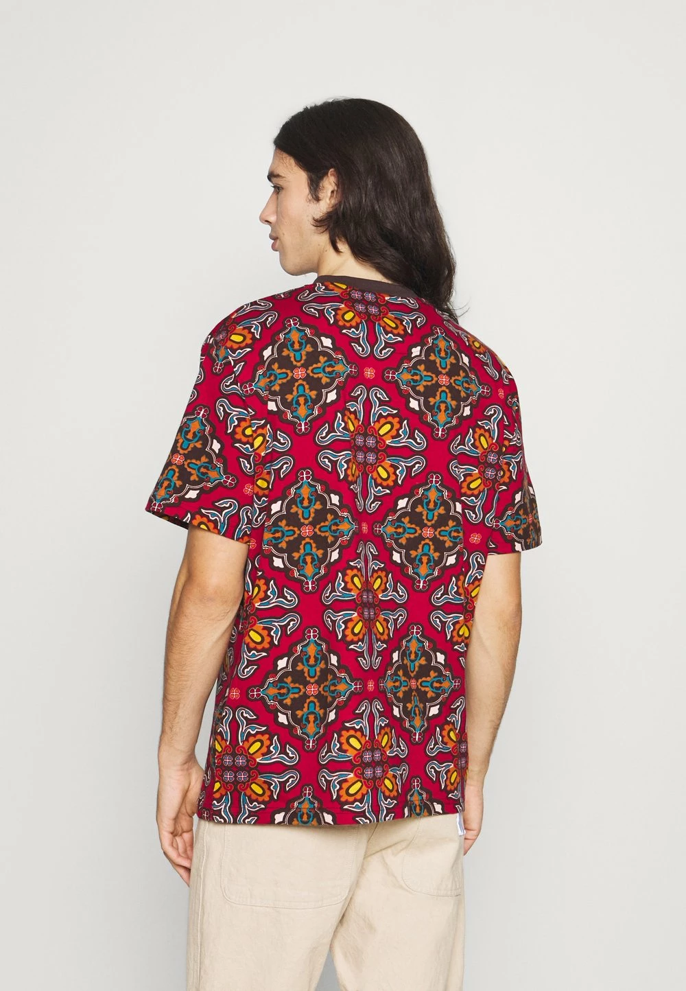 Karl Kani UNISEX RETRO ORNAMENTAL TEE - T-shirt imprimé Prix Ourlé t-shirts col rond 5 Karl Kani UNISEX RETRO ORNAMENTAL TEE - T-shirt imprimé Prix Ourlé t-shirts col rond – Image 3