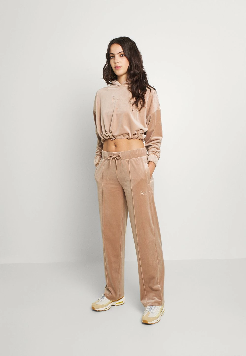 Soldes Karl Kani SMALL SIGNATURE - Pantalon de survêtement joggings normale female 4 Soldes Karl Kani SMALL SIGNATURE - Pantalon de survêtement joggings normale female – Image 2