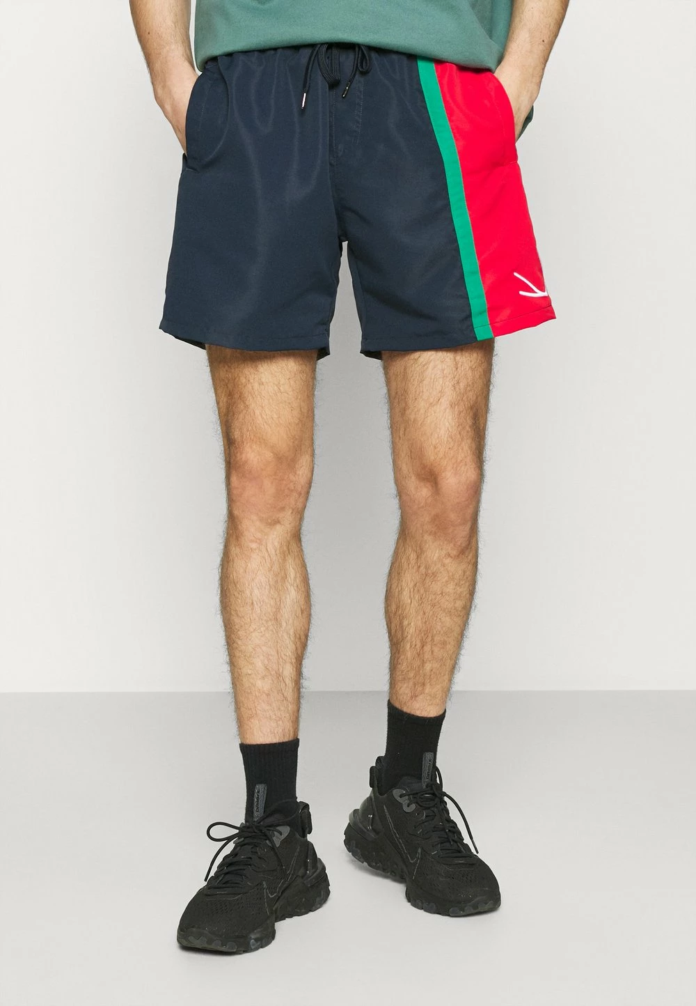Prix Acceptable Karl Kani SIGNATURE BLOCK - Short shorts normale male 3 Prix Acceptable Karl Kani SIGNATURE BLOCK - Short shorts normale male