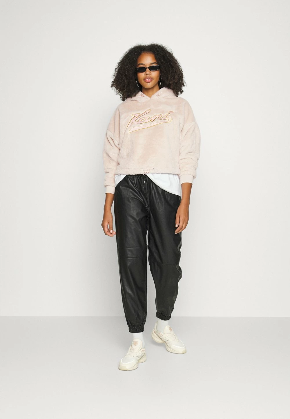 Karl Kani VARSITY HOODIE - Sweat à capuche Prix Jamais Vus sweats & sweats à capuche female 4 Karl Kani VARSITY HOODIE - Sweat à capuche Prix Jamais Vus sweats & sweats à capuche female – Image 2