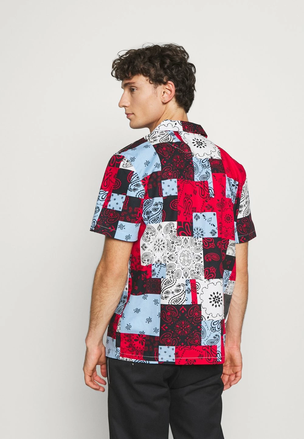 Karl Kani SMALL SIGNATURE PAISLEY RESORT SHIRT - Chemise Meilleur Prix Garanti chemises col revers male 5 Karl Kani SMALL SIGNATURE PAISLEY RESORT SHIRT - Chemise Meilleur Prix Garanti chemises col revers male – Image 3