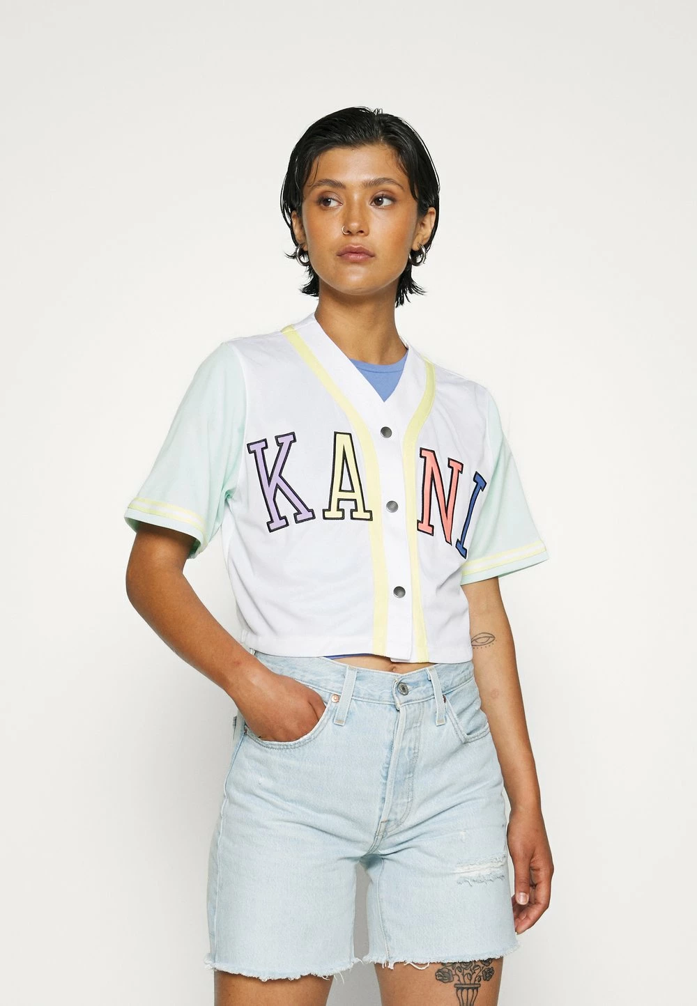 Prix Réduit Karl Kani COLLEGE BLOCK BASEBALL - Chemisier chemises & blouses col en v profond female 3 Prix Réduit Karl Kani COLLEGE BLOCK BASEBALL - Chemisier chemises & blouses col en v profond female