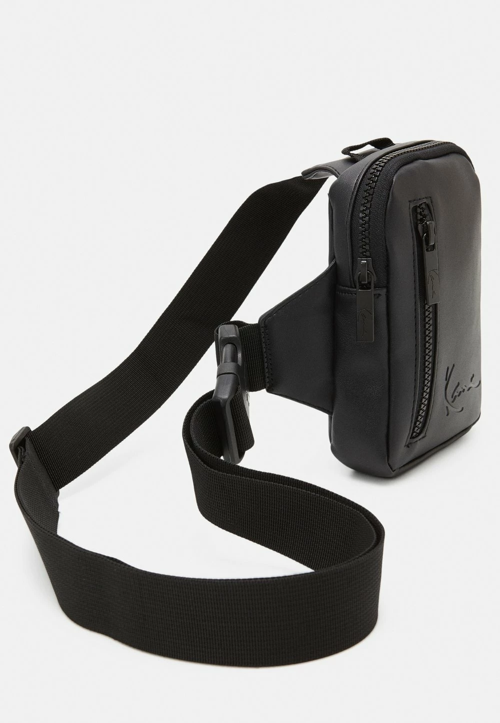Karl Kani En promotion SIGNATURE CROSSBODY BAG UNISEX - Sac bandoulière sacs fermeture éclair 6 Karl Kani En promotion SIGNATURE CROSSBODY BAG UNISEX - Sac bandoulière sacs fermeture éclair – Image 4