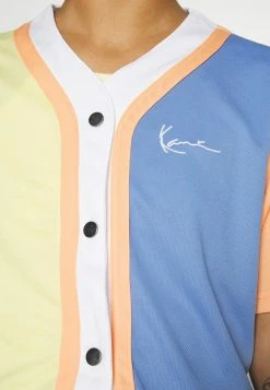 Karl Kani Produit de première qualité CHEST SIGNATURE BLOCK SHORT BASEBALL - T-shirt imprimé t-shirts col en v female -Karl Kani Soldes Boutique 38bcb8e42fda4526a0c042529e7271b2