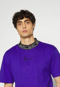 Karl Kani SMALL SIGNATURE TAPE TEE UNISEX - T-shirt imprimé Prix Compétitif t-shirts col officier -Karl Kani Soldes Boutique 3962e308072f48d0bada2618132eb761