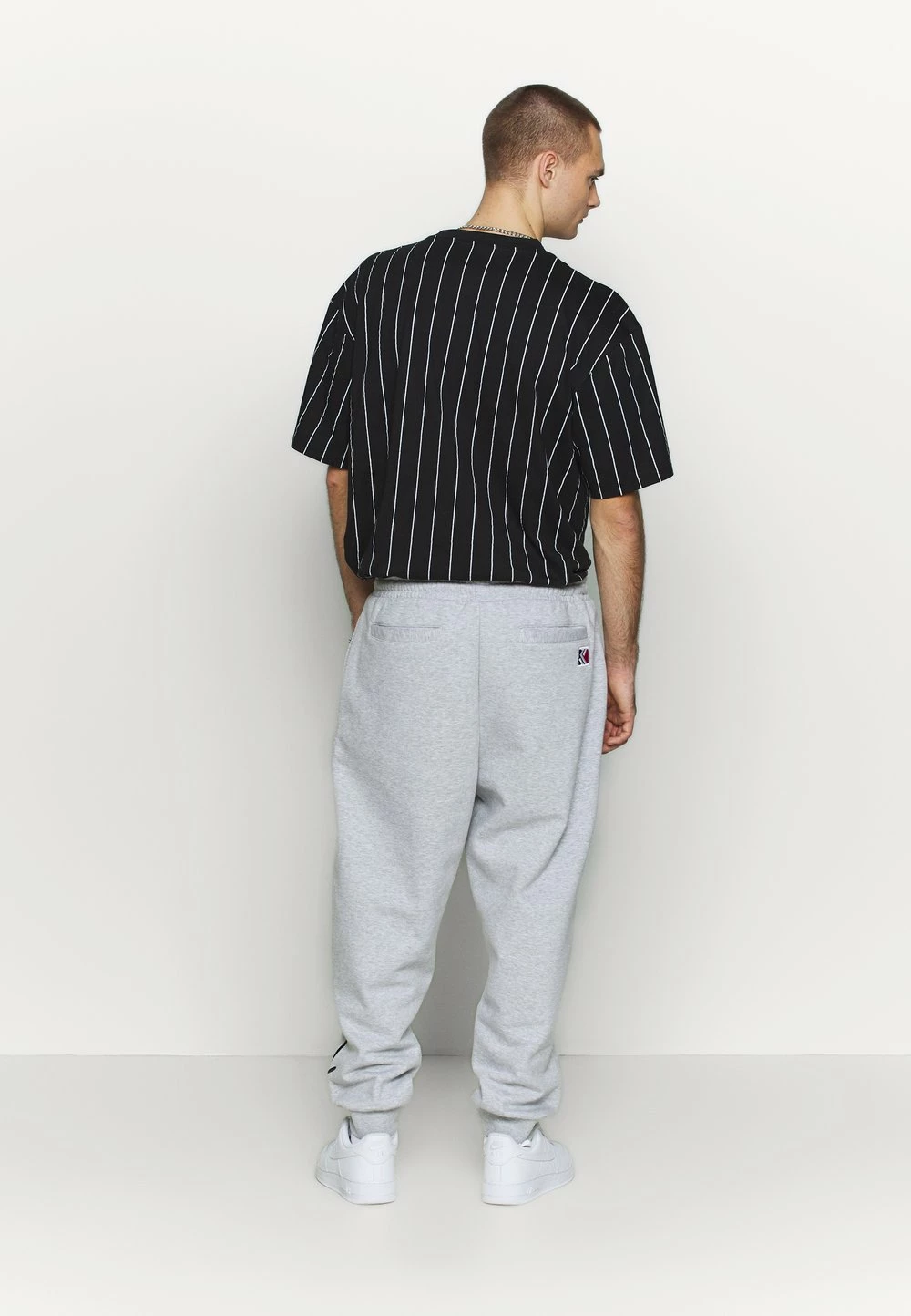 Karl Kani SIGNATURE RETRO - Pantalon de survêtement Prix Refroidis joggings normale male 5 Karl Kani SIGNATURE RETRO - Pantalon de survêtement Prix Refroidis joggings normale male – Image 3