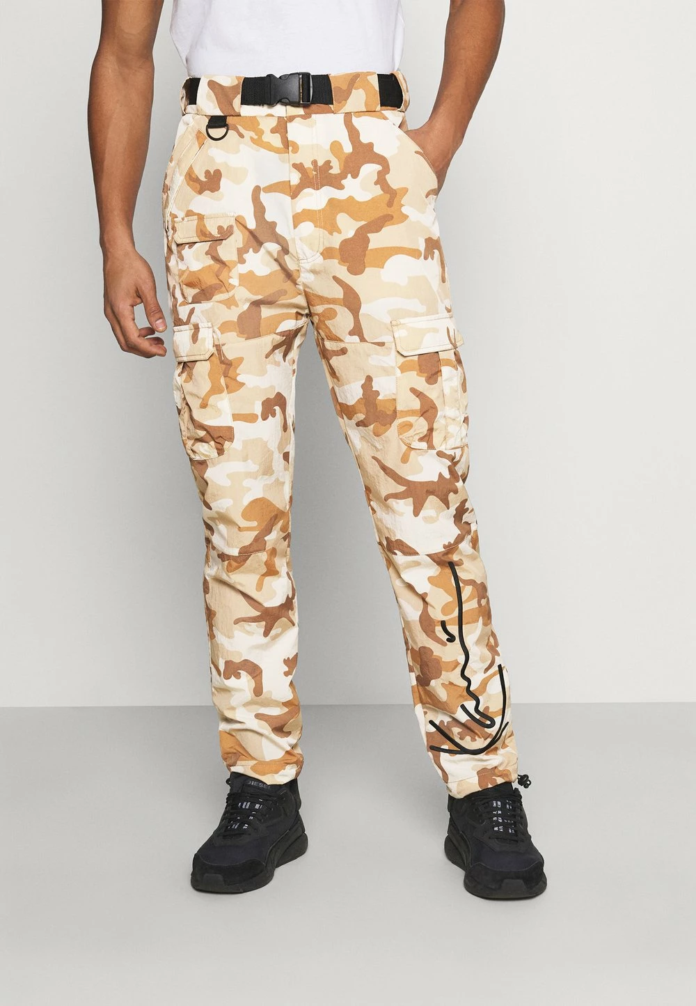 Karl Kani SIGNATURE CAMO CRINCLE PANTS - Pantalon cargo Qualité Supérieure pantalons haute male 3 Karl Kani SIGNATURE CAMO CRINCLE PANTS - Pantalon cargo Qualité Supérieure pantalons haute male