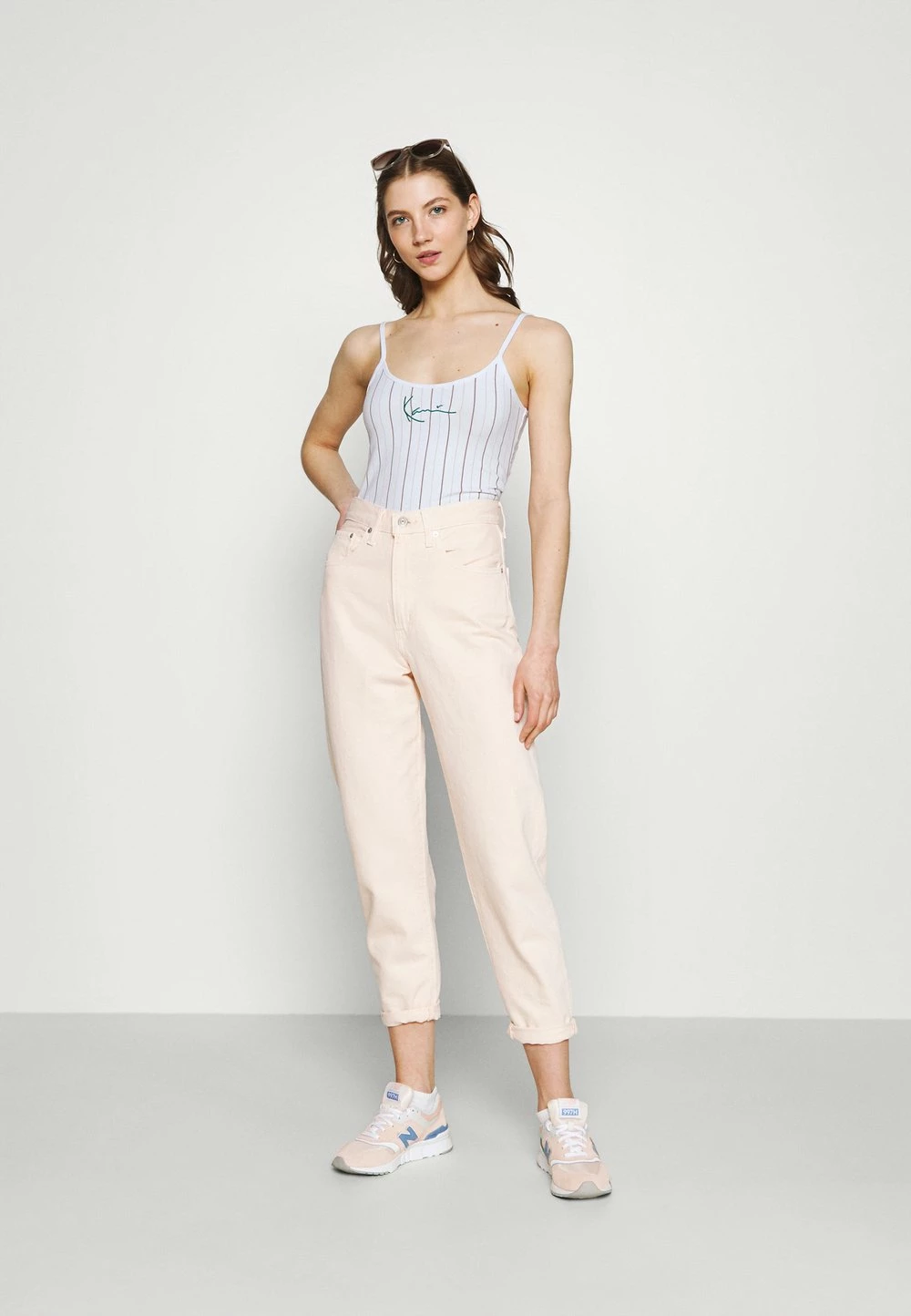 Karl Kani SMALL SIGNATURE PINSTRIPE - Débardeur Prix Dégriffé t-shirts col rond female 4 Karl Kani SMALL SIGNATURE PINSTRIPE - Débardeur Prix Dégriffé t-shirts col rond female – Image 2