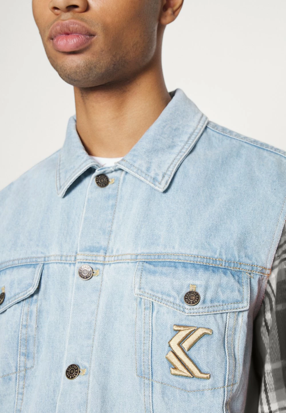 Karl Kani Vendre-Réclame RETRO PATCH JACKET UNISEX - Veste en jean vestes & blazers col à revers 10 Karl Kani Vendre-Réclame RETRO PATCH JACKET UNISEX - Veste en jean vestes & blazers col à revers – Image 8