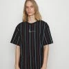 Prix Usine Karl Kani SMALL SIGNATURE PINSTRIPE TEE - T-shirt imprimé shorts col rond male -Karl Kani Soldes Boutique 45b8fedd7987489cb9f2360dfe6658d6