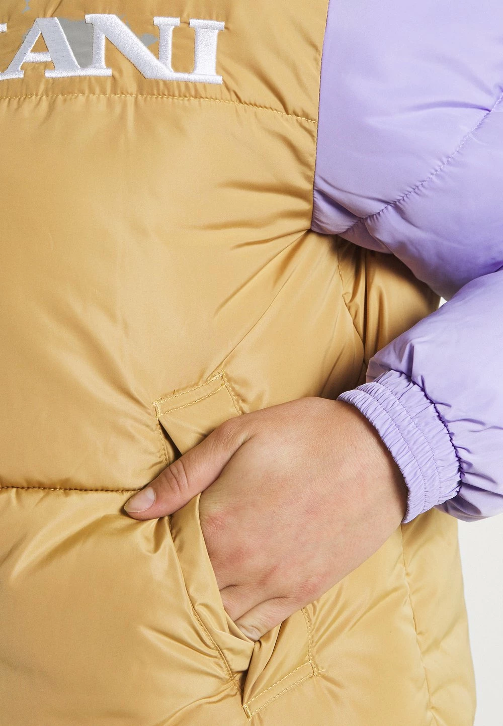 Karl Kani qualité absolue RETRO BLOCK HOODED PUFFER JACKET - Veste d'hiver vestes & blazers capuche female 8 Karl Kani qualité absolue RETRO BLOCK HOODED PUFFER JACKET - Veste d'hiver vestes & blazers capuche female – Image 6