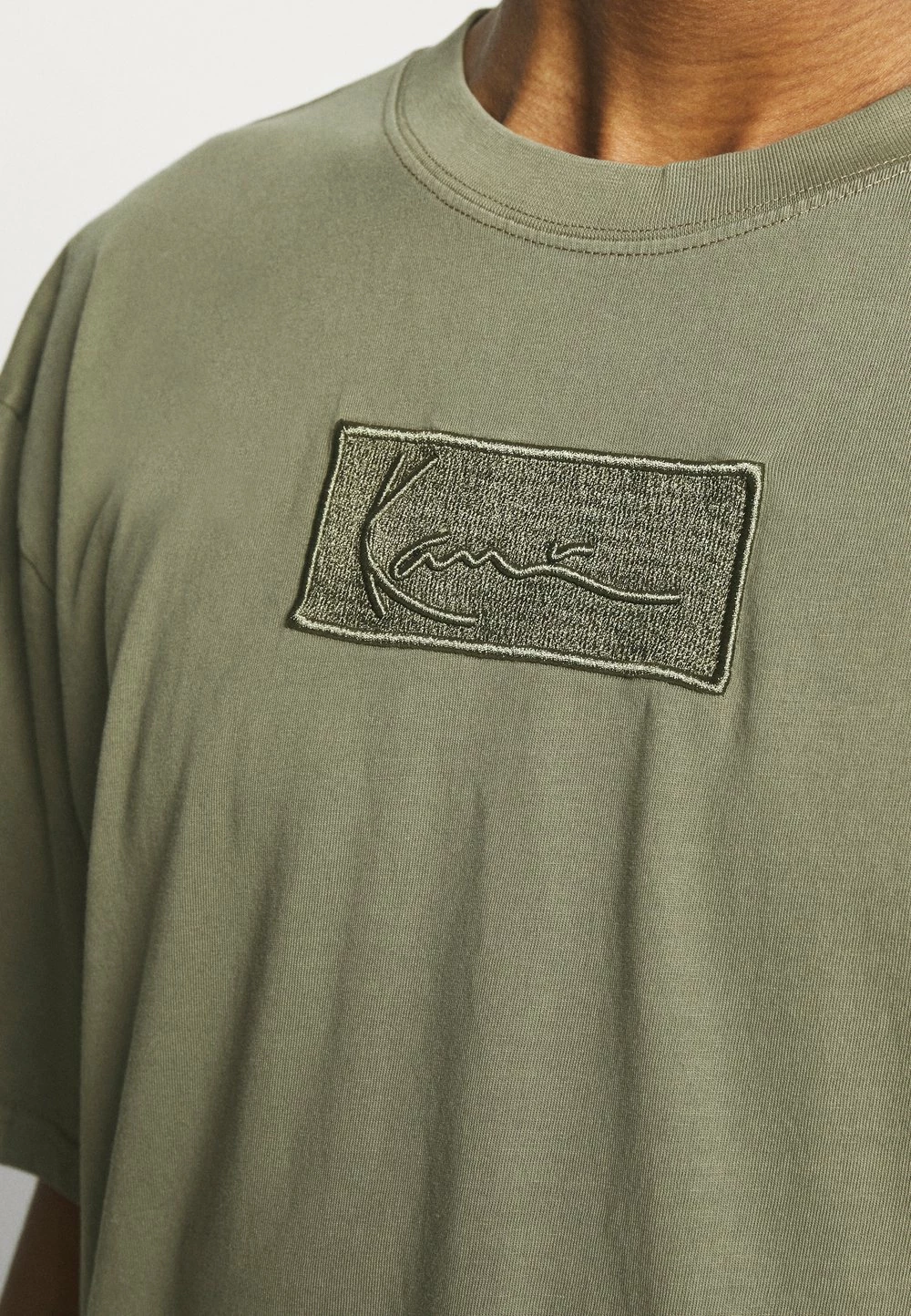 Karl Kani Prix Exclusifs SMALL SIGNATURE BOX WASHED TEE UNISEX - T-shirt basique t-shirts col rond 7 Karl Kani Prix Exclusifs SMALL SIGNATURE BOX WASHED TEE UNISEX - T-shirt basique t-shirts col rond – Image 5