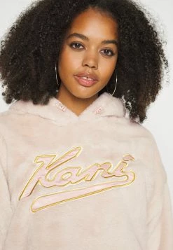 Karl Kani VARSITY HOODIE - Sweat à capuche Prix Jamais Vus sweats & sweats à capuche female 11 Karl Kani VARSITY HOODIE - Sweat à capuche Prix Jamais Vus sweats & sweats à capuche female -Karl Kani Soldes Boutique 4b02765ddc5a4c1c87f406755667c15b