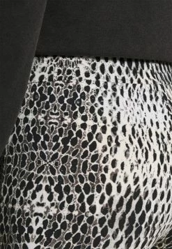 Prix De Lancement Karl Kani SMALL SIGNATURE SNAKE CYCLING - Short shorts haute female -Karl Kani Soldes Boutique 50c3dcfdfd924486a105c55f99917525