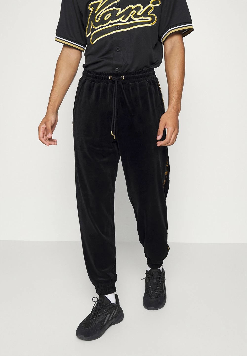 Karl Kani Qualité Garantie TAPE PANTS - Pantalon de survêtement joggings normale male 3 Karl Kani Qualité Garantie TAPE PANTS - Pantalon de survêtement joggings normale male