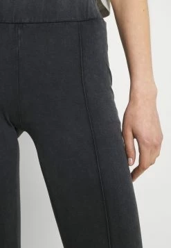 Karl Kani SIGNATURE WASHED FLARED LEGGINGS BLACK - Legging Prix Équitable pantalons haute female 13 Karl Kani SIGNATURE WASHED FLARED LEGGINGS BLACK - Legging Prix Équitable pantalons haute female -Karl Kani Soldes Boutique 53c7a3fac7924036b19faf41957b813b