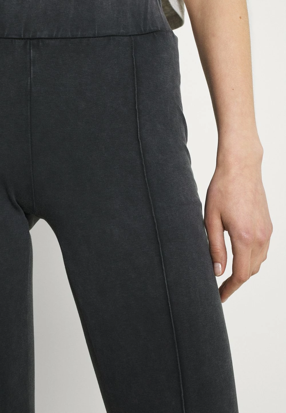 Karl Kani SIGNATURE WASHED FLARED LEGGINGS BLACK - Legging Prix Équitable pantalons haute female 8 Karl Kani SIGNATURE WASHED FLARED LEGGINGS BLACK - Legging Prix Équitable pantalons haute female – Image 6