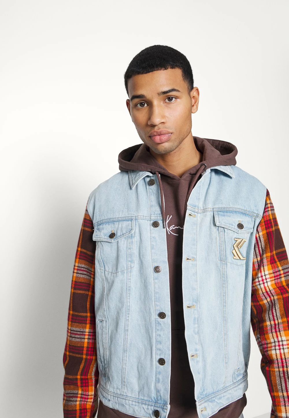 Karl Kani Vendre-Réclame RETRO PATCH JACKET UNISEX - Veste en jean vestes & blazers col à revers 5 Karl Kani Vendre-Réclame RETRO PATCH JACKET UNISEX - Veste en jean vestes & blazers col à revers – Image 3