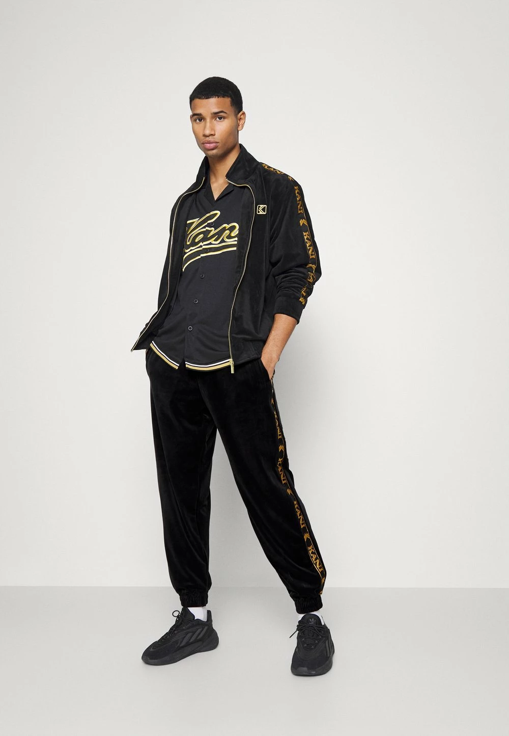 Karl Kani Qualité Garantie TAPE PANTS - Pantalon de survêtement joggings normale male 4 Karl Kani Qualité Garantie TAPE PANTS - Pantalon de survêtement joggings normale male – Image 2