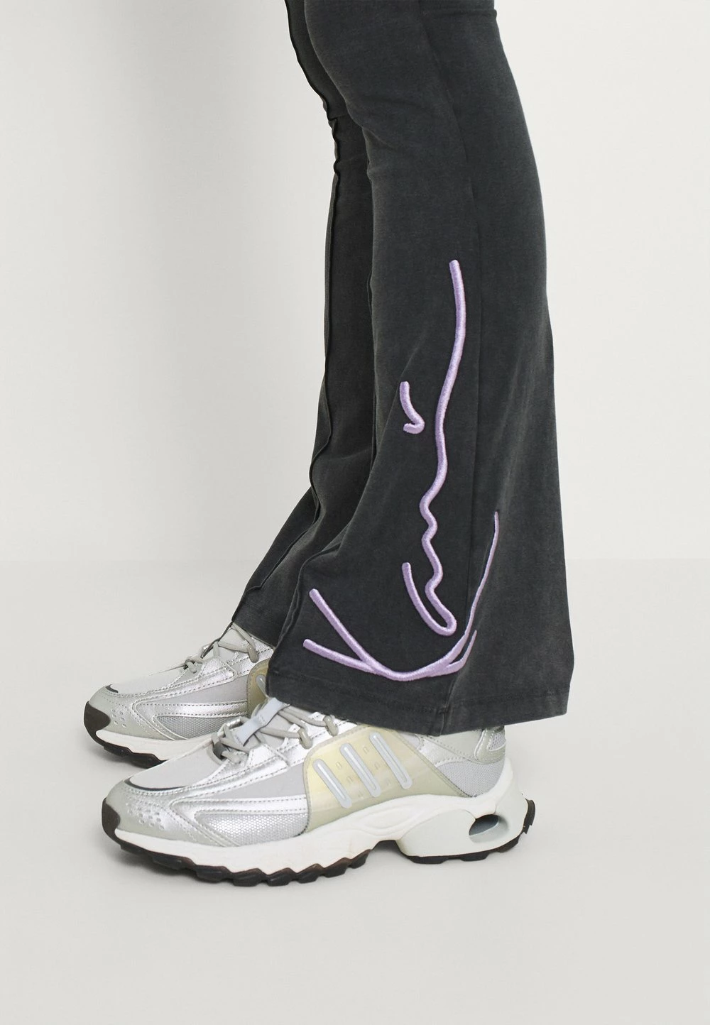 Karl Kani SIGNATURE WASHED FLARED LEGGINGS BLACK - Legging Prix Équitable pantalons haute female 6 Karl Kani SIGNATURE WASHED FLARED LEGGINGS BLACK - Legging Prix Équitable pantalons haute female – Image 4