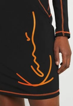 Karl Kani SIGNATURE CUTOUT DRESS - Robe fourreau Prix De Lancement robes col rond female 13 Karl Kani SIGNATURE CUTOUT DRESS - Robe fourreau Prix De Lancement robes col rond female -Karl Kani Soldes Boutique 70ec1d2efc1e4403a414c0840af692f9