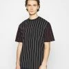 Karl Kani UNISEX SMALL SIGNATURE PINSTRIPE TEE - T-shirt imprimé Qualité Supérieure vestes & blazers col rond -Karl Kani Soldes Boutique 742d6e765d6e4933bc3c18260d27447f