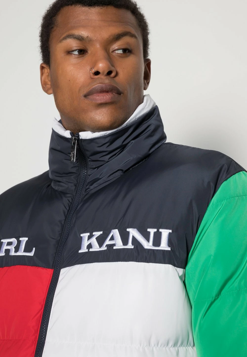 Karl Kani UNISEX RETRO BLOCK PUFFER JACKET MULTICOLOR - Veste d'hiver Première Qualité vestes & blazers col doublé 7 Karl Kani UNISEX RETRO BLOCK PUFFER JACKET MULTICOLOR - Veste d'hiver Première Qualité vestes & blazers col doublé – Image 5