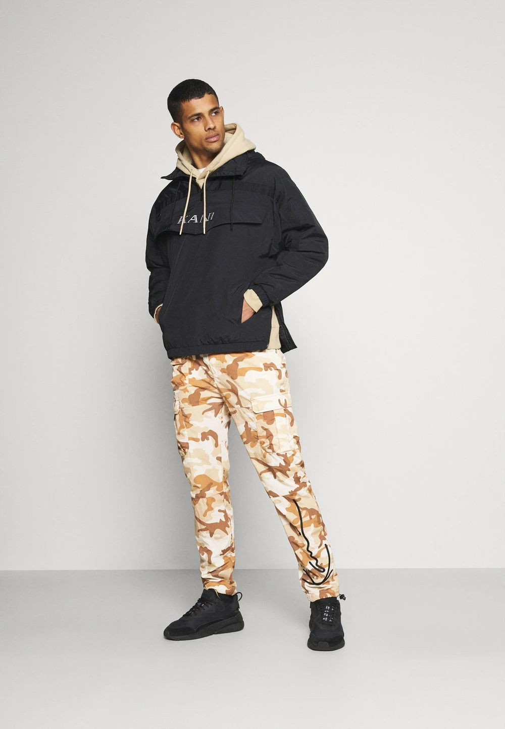 Karl Kani SIGNATURE CAMO CRINCLE PANTS - Pantalon cargo Qualité Supérieure pantalons haute male 4 Karl Kani SIGNATURE CAMO CRINCLE PANTS - Pantalon cargo Qualité Supérieure pantalons haute male – Image 2