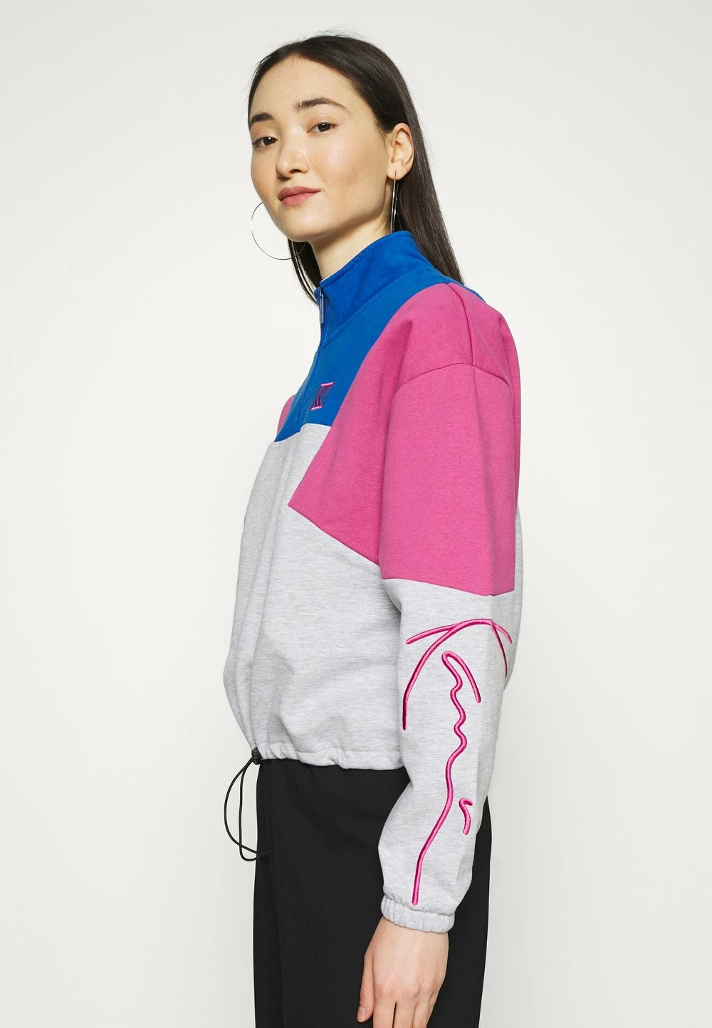 Karl Kani Vendre-Réclame SIGNATURE BLOCK TROYER - Sweatshirt sweatshirts col camionneur female 6 Karl Kani Vendre-Réclame SIGNATURE BLOCK TROYER - Sweatshirt sweatshirts col camionneur female – Image 4