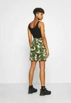 Karl Kani SIGNATURE CAMO - Short en jean Faible Prix shorts haute female -Karl Kani Soldes Boutique 78ff70151b47465ea152808649f8aa64