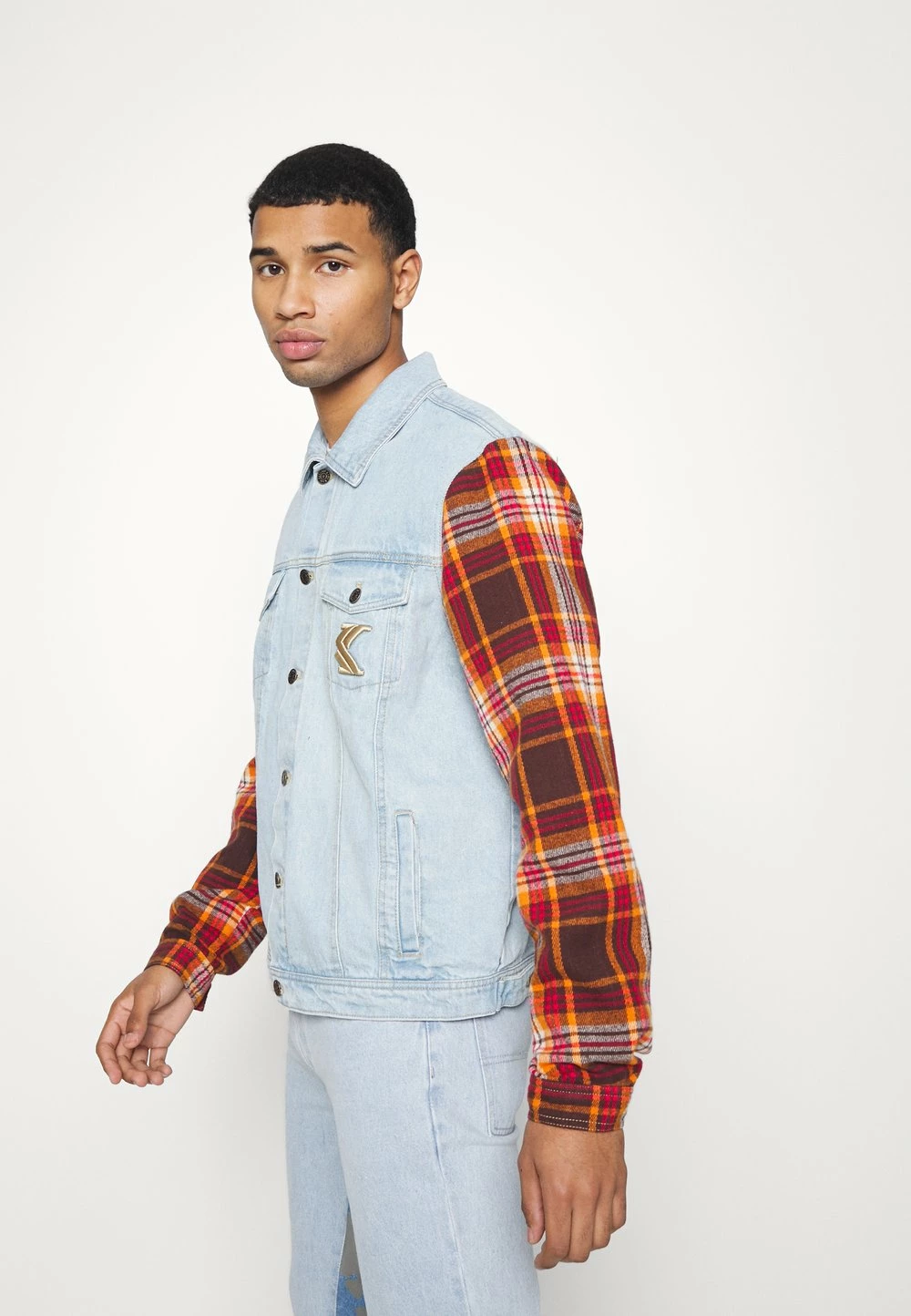 Karl Kani Vendre-Réclame RETRO PATCH JACKET UNISEX - Veste en jean vestes & blazers col à revers 6 Karl Kani Vendre-Réclame RETRO PATCH JACKET UNISEX - Veste en jean vestes & blazers col à revers – Image 4