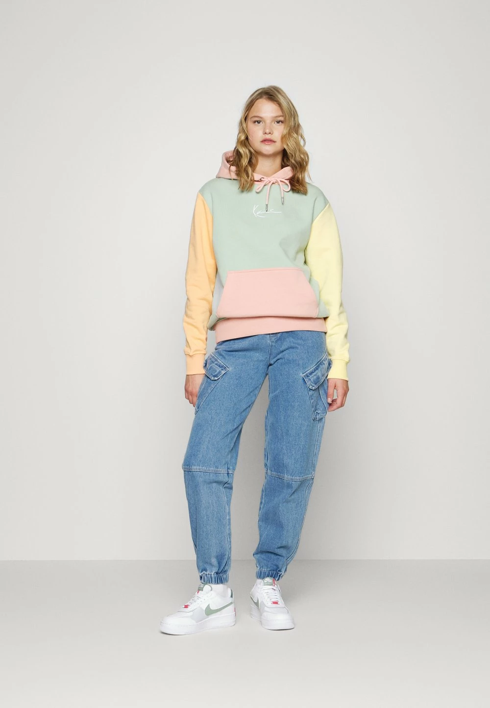 Karl Kani SMALL SIGNATURE BLOCK HOODIE - Sweatshirt Prix Cassé sweats & sweats à capuche capuche female 4 Karl Kani SMALL SIGNATURE BLOCK HOODIE - Sweatshirt Prix Cassé sweats & sweats à capuche capuche female – Image 2