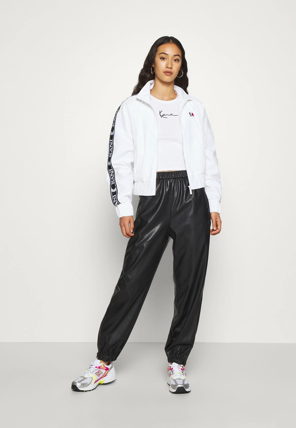 Prix Abordable Karl Kani SMALL SIGNATURE SHORT TEE - T-shirt imprimé t-shirts col rond female 4 Prix Abordable Karl Kani SMALL SIGNATURE SHORT TEE - T-shirt imprimé t-shirts col rond female – Image 2