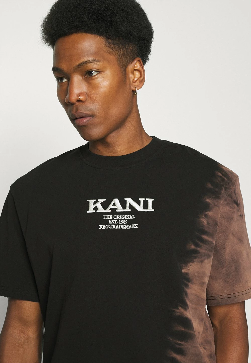 Karl Kani RETRO BLEACHED TEE UNISEX - T-shirt imprimé Bas Prix t-shirts col rond 6 Karl Kani RETRO BLEACHED TEE UNISEX - T-shirt imprimé Bas Prix t-shirts col rond – Image 4