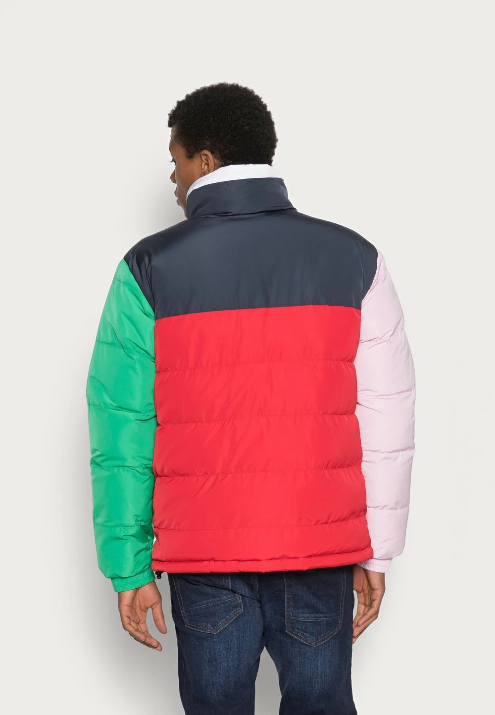 Karl Kani UNISEX RETRO BLOCK PUFFER JACKET MULTICOLOR - Veste d'hiver Première Qualité vestes & blazers col doublé 5 Karl Kani UNISEX RETRO BLOCK PUFFER JACKET MULTICOLOR - Veste d'hiver Première Qualité vestes & blazers col doublé – Image 3