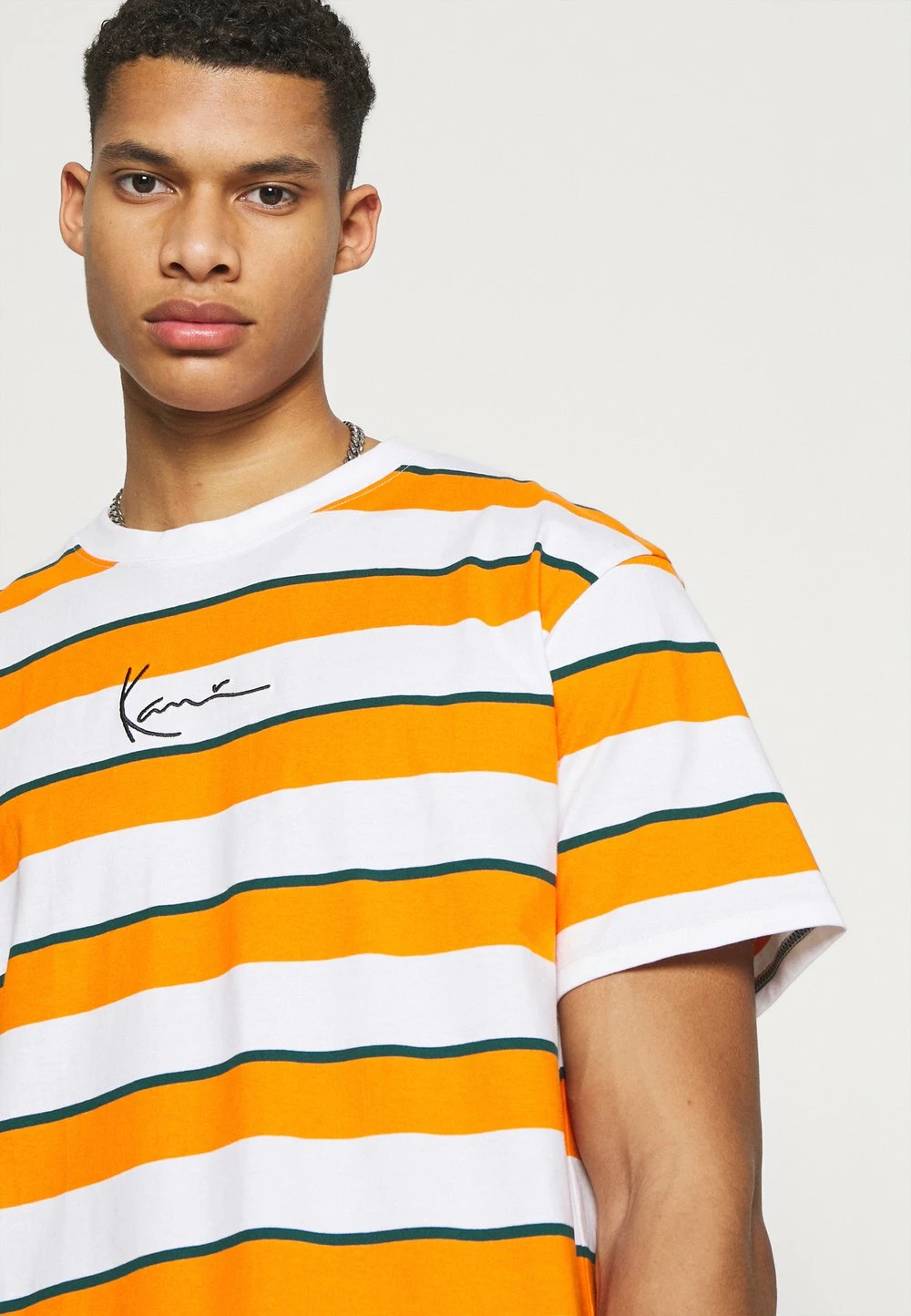 Qualité Fiable Karl Kani SMALL SIGNATURE STRIPE TEE UNISEX - T-shirt imprimé t-shirts col rond 6 Qualité Fiable Karl Kani SMALL SIGNATURE STRIPE TEE UNISEX - T-shirt imprimé t-shirts col rond – Image 4