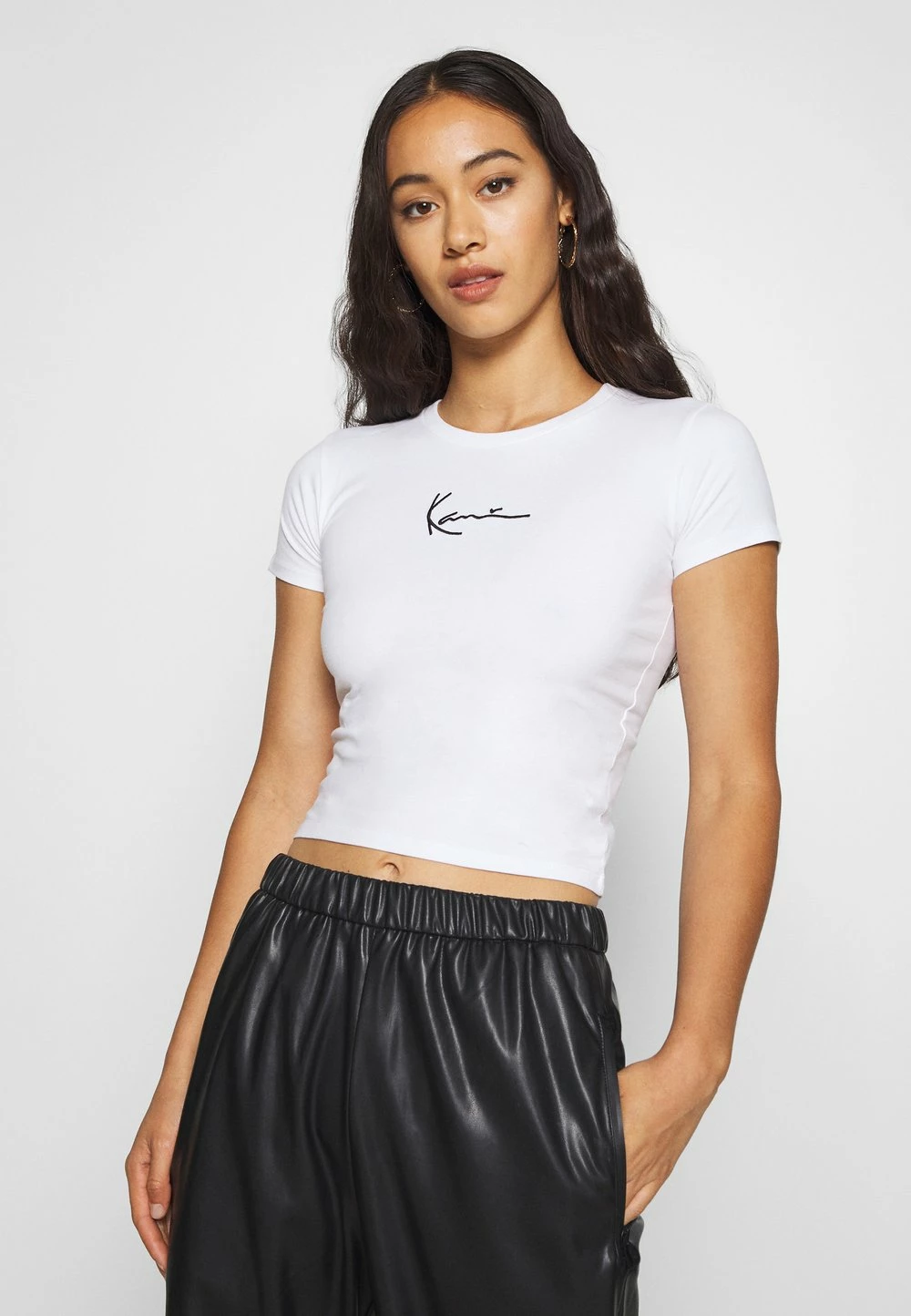 Prix Abordable Karl Kani SMALL SIGNATURE SHORT TEE - T-shirt imprimé t-shirts col rond female 3 Prix Abordable Karl Kani SMALL SIGNATURE SHORT TEE - T-shirt imprimé t-shirts col rond female