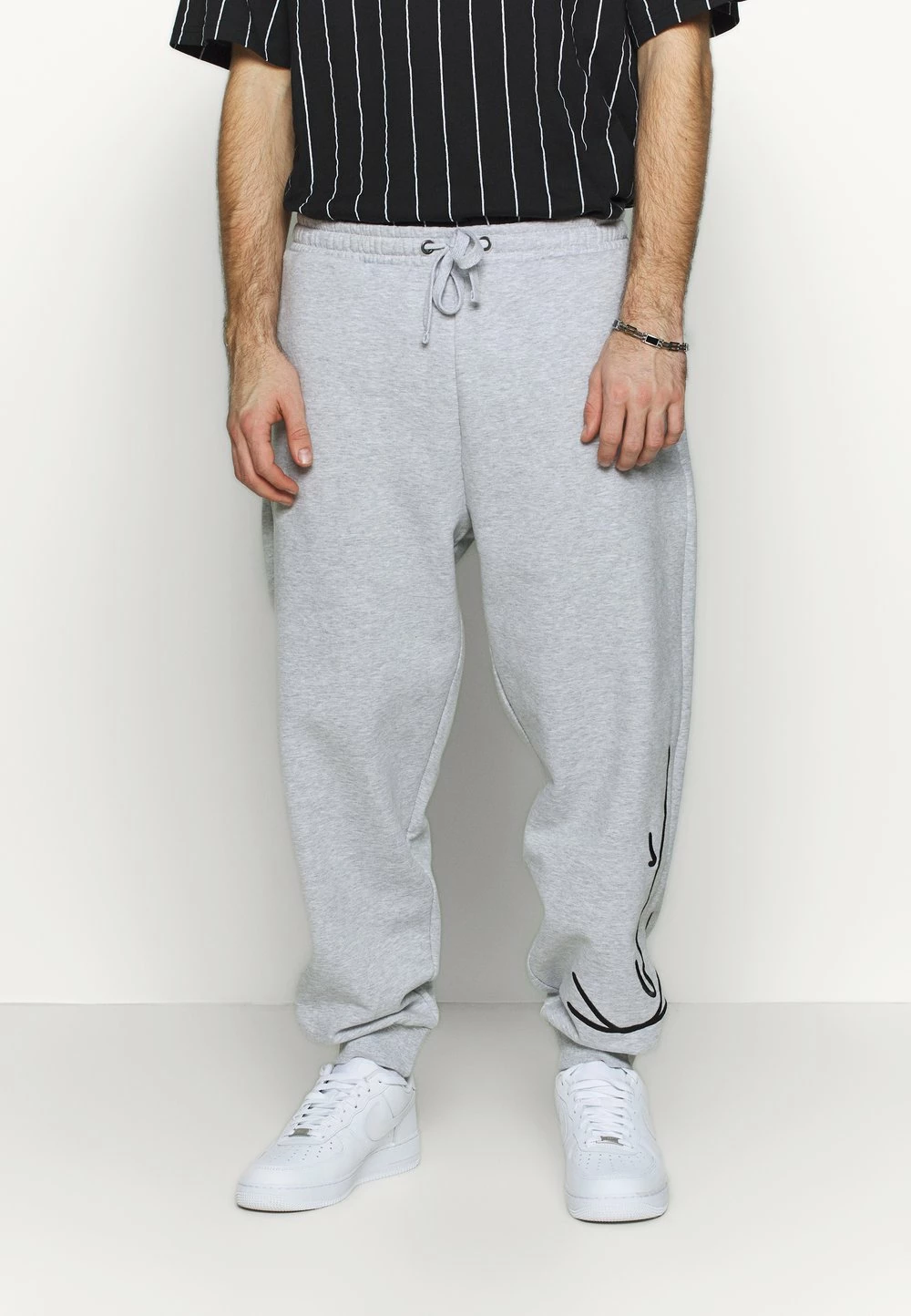 Karl Kani SIGNATURE RETRO - Pantalon de survêtement Prix Refroidis joggings normale male 3 Karl Kani SIGNATURE RETRO - Pantalon de survêtement Prix Refroidis joggings normale male