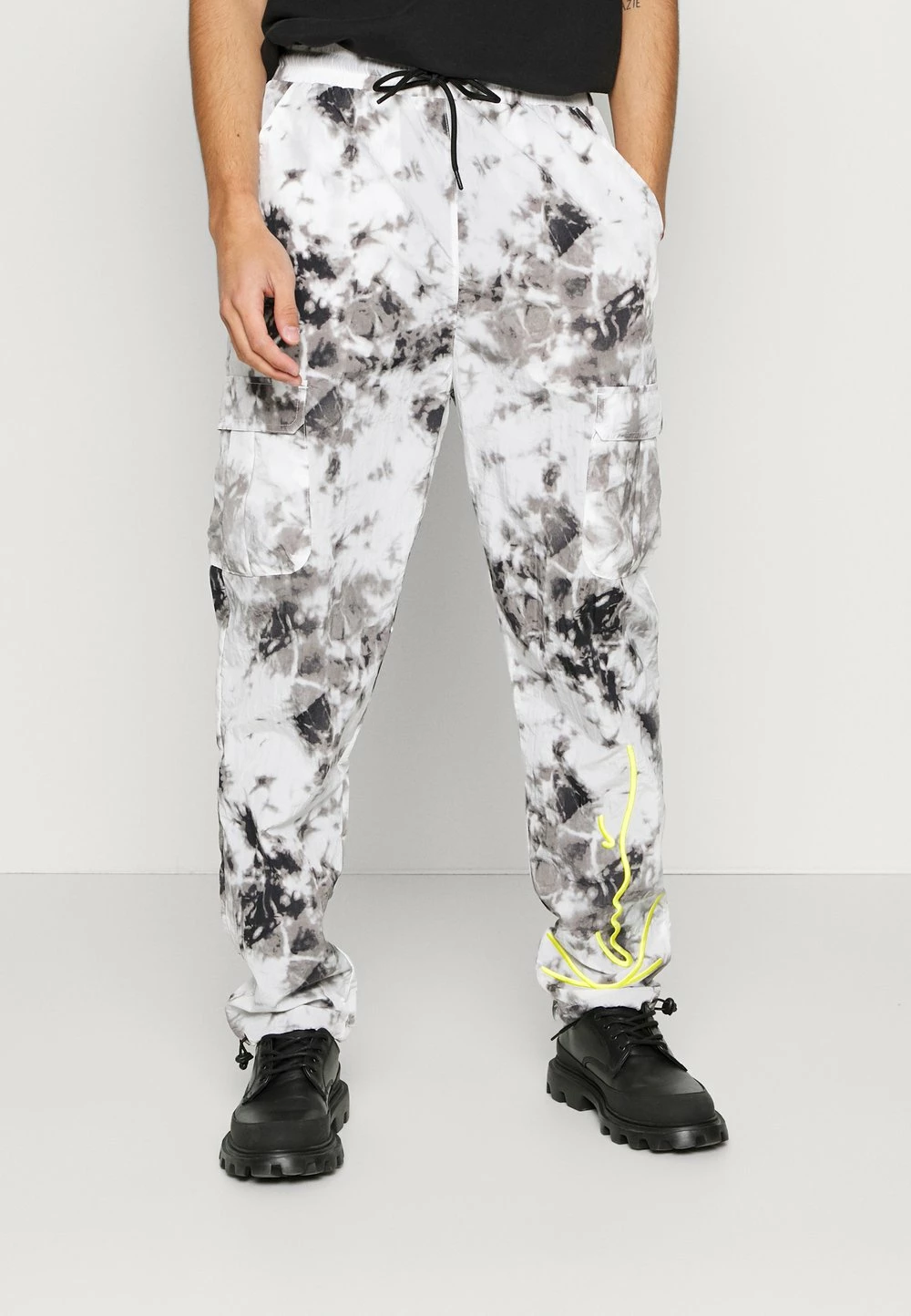 Karl Kani SIGNATURE PIXELPRINT PANTS UNISEX - Pantalon cargo Prix Sympa pantalons haute 3 Karl Kani SIGNATURE PIXELPRINT PANTS UNISEX - Pantalon cargo Prix Sympa pantalons haute