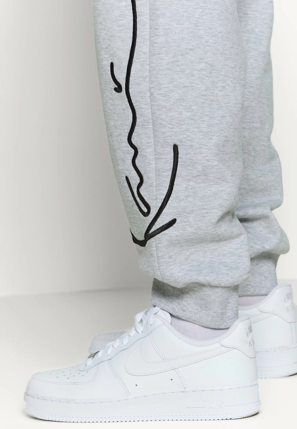 Karl Kani SIGNATURE RETRO - Pantalon de survêtement Prix Refroidis joggings normale male 6 Karl Kani SIGNATURE RETRO - Pantalon de survêtement Prix Refroidis joggings normale male – Image 4