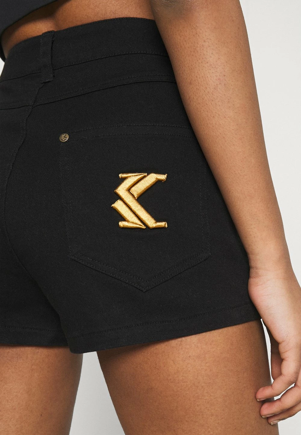 Karl Kani Short en jean Prix Bradés shorts haute female 6 Karl Kani Short en jean Prix Bradés shorts haute female – Image 4