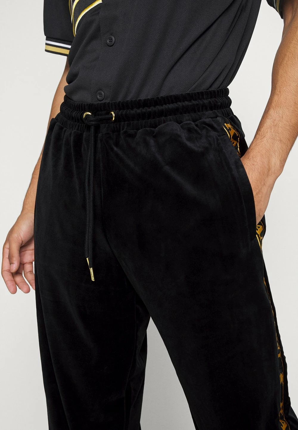 Karl Kani Qualité Garantie TAPE PANTS - Pantalon de survêtement joggings normale male 9 Karl Kani Qualité Garantie TAPE PANTS - Pantalon de survêtement joggings normale male – Image 7