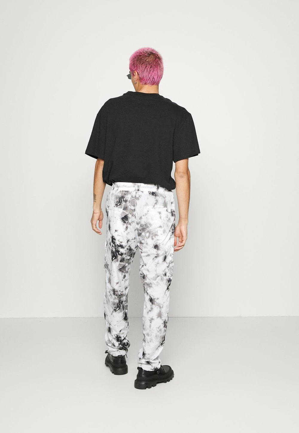 Karl Kani SIGNATURE PIXELPRINT PANTS UNISEX - Pantalon cargo Prix Sympa pantalons haute 5 Karl Kani SIGNATURE PIXELPRINT PANTS UNISEX - Pantalon cargo Prix Sympa pantalons haute – Image 3