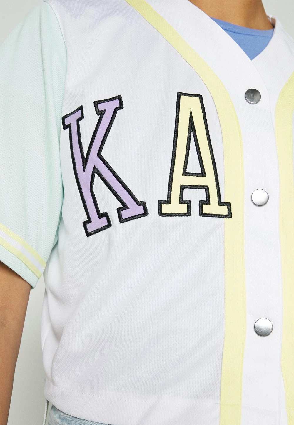 Prix Réduit Karl Kani COLLEGE BLOCK BASEBALL - Chemisier chemises & blouses col en v profond female 11 Prix Réduit Karl Kani COLLEGE BLOCK BASEBALL - Chemisier chemises & blouses col en v profond female – Image 9