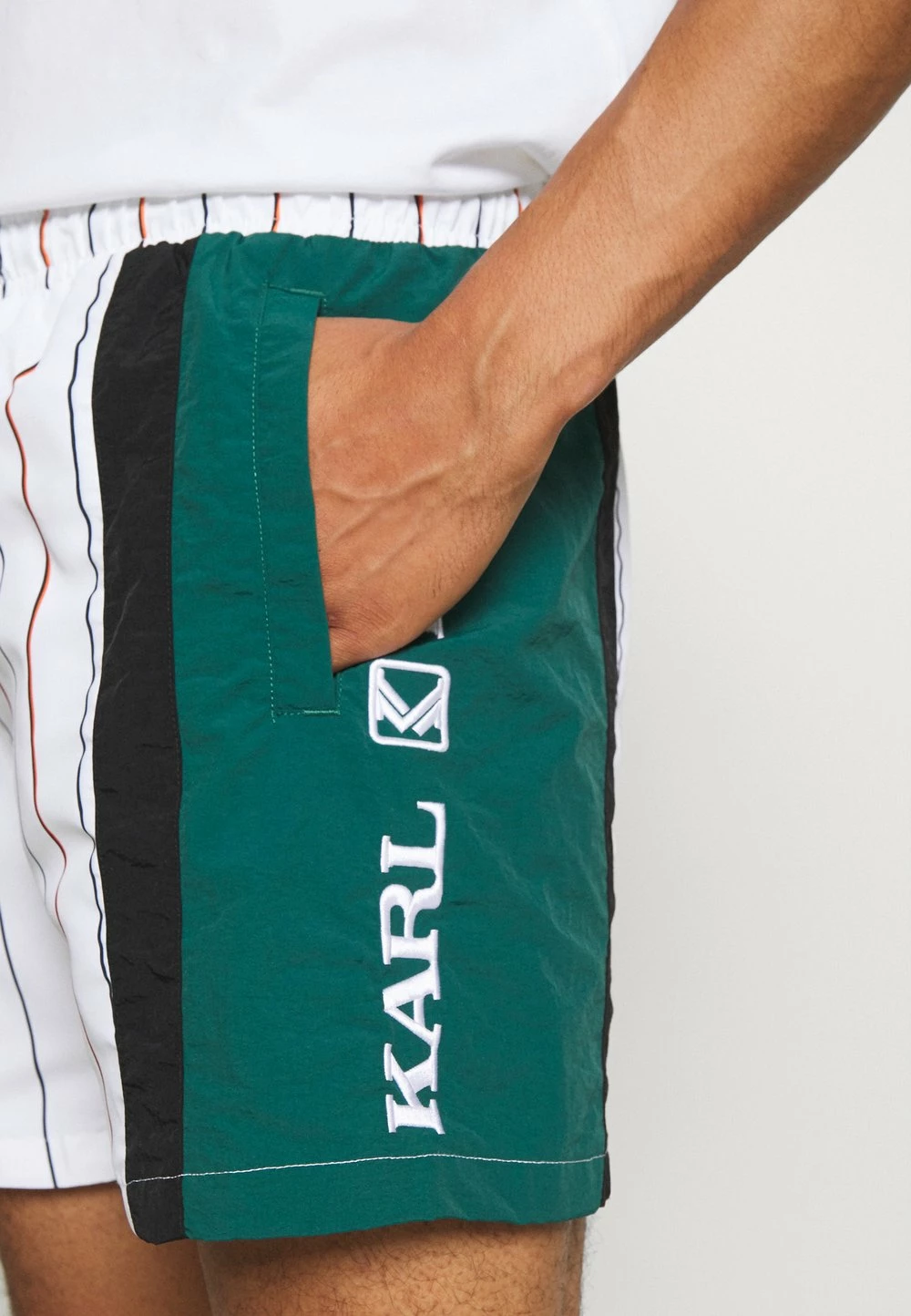 Karl Kani RETRO BLOCK PINSTRIPE - Short Prix Aimable joggings normale male 7 Karl Kani RETRO BLOCK PINSTRIPE - Short Prix Aimable joggings normale male – Image 5