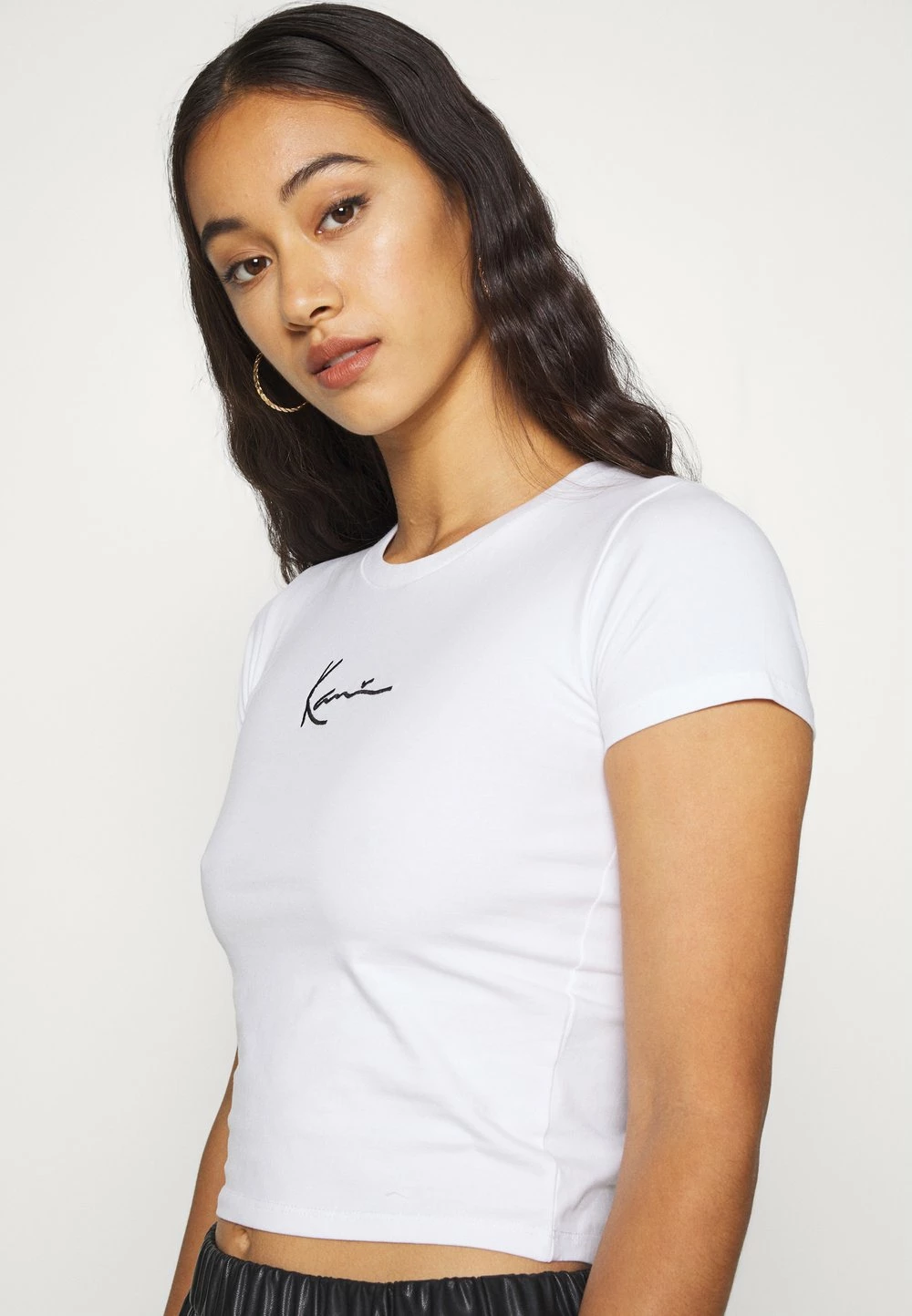 Prix Abordable Karl Kani SMALL SIGNATURE SHORT TEE - T-shirt imprimé t-shirts col rond female 6 Prix Abordable Karl Kani SMALL SIGNATURE SHORT TEE - T-shirt imprimé t-shirts col rond female – Image 4
